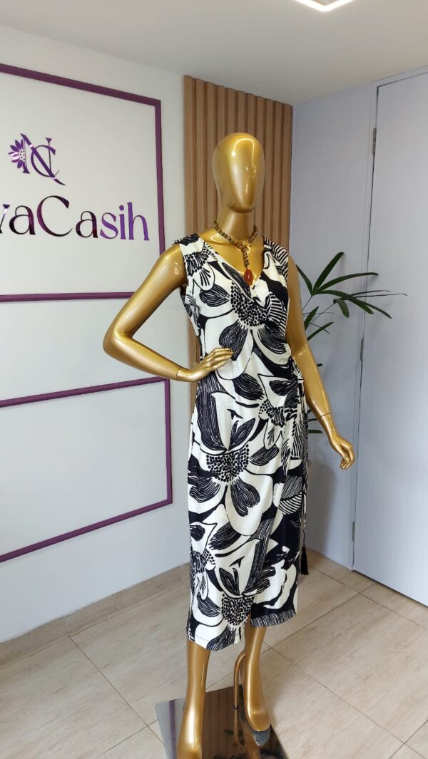 Vestido Midi Envelope Branco e Preto Fluity. - Imagem 7