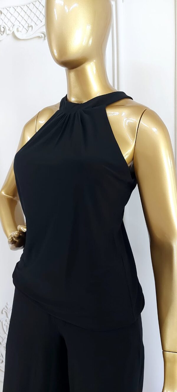 Blusa com Decote Americano Preta Lisa - Imagem 4