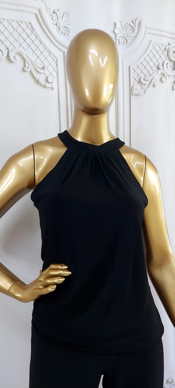Blusa com Decote Americano Preta Lisa