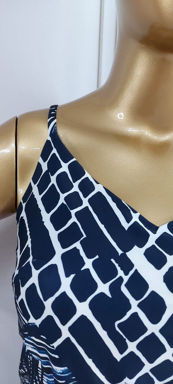 Blusa em Fluity Venice de Alça Estampada Azul Marinho - Imagem 4