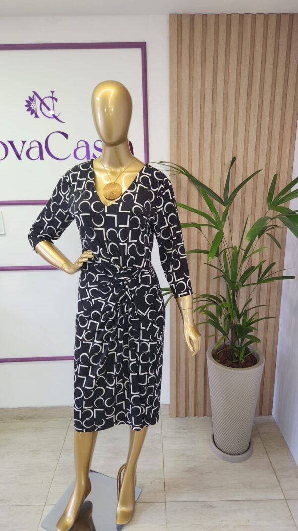 Vestido Cachecouer Preto em Estampa Assimétrica - Imagem 2