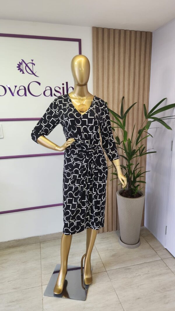 Vestido Cachecouer Preto em Estampa Assimétrica - Imagem 4