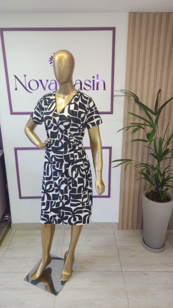 Vestido Curto com Manga modelo Envelope em Fluity. - Imagem 3