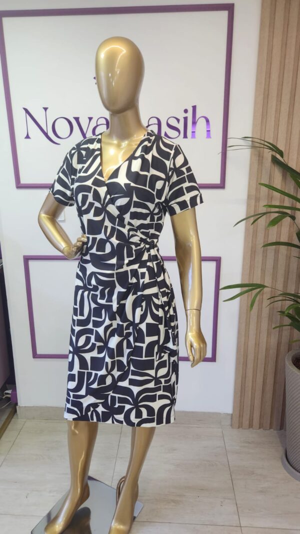 Vestido Curto com Manga modelo Envelope em Fluity.