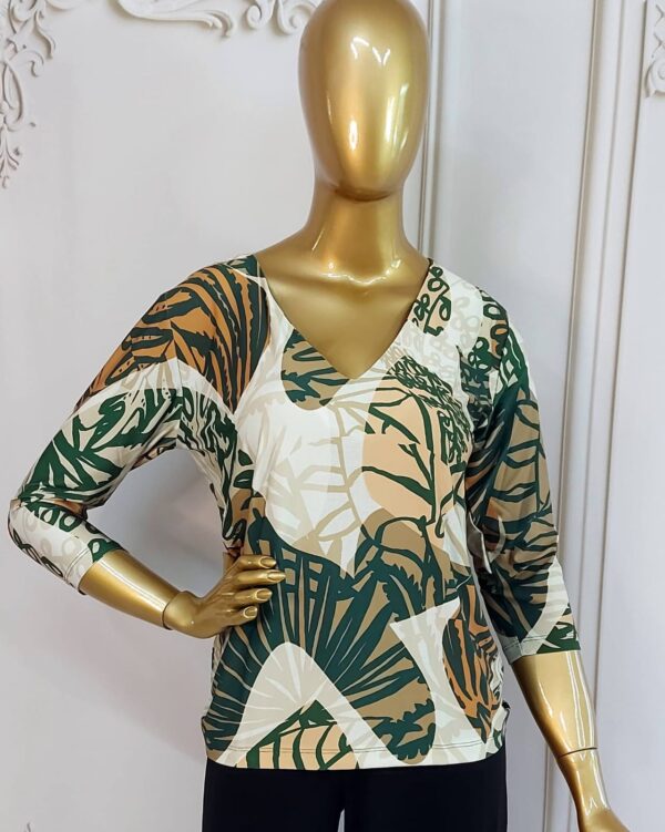 Blusa em Fluity Estampada Decote V