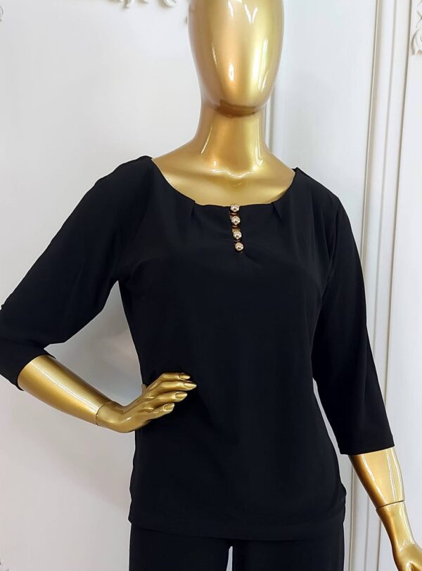 Blusa Preta com Botões Dourados