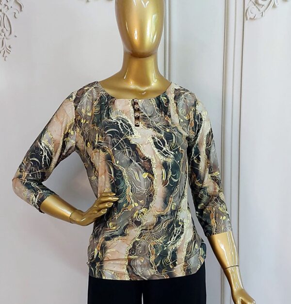Blusa em Fluity Estampada com Botões Dourados - Imagem 3