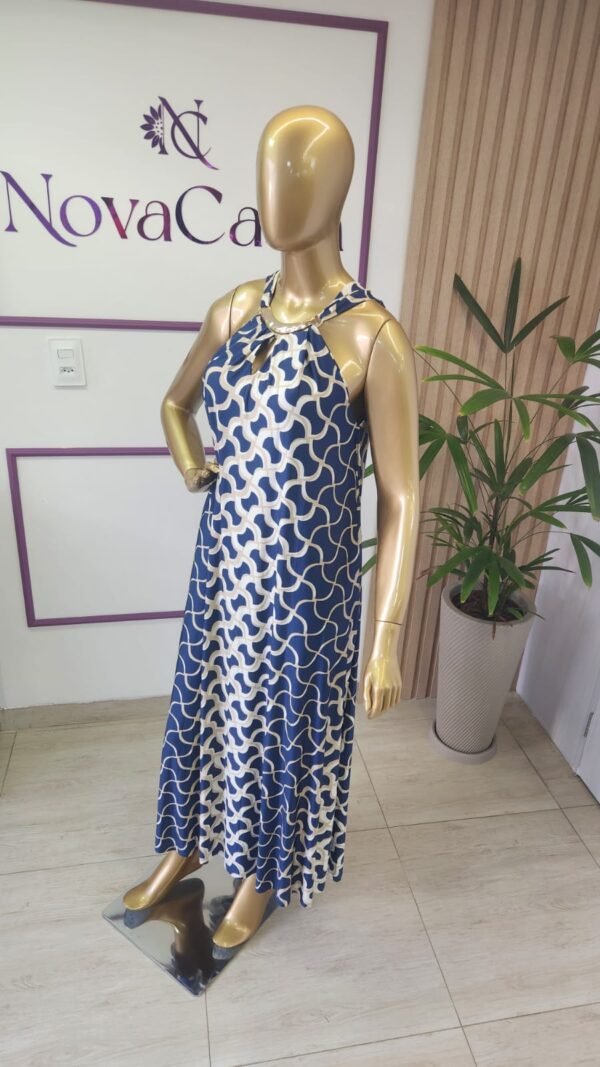 vestido fashion com adereço dourado