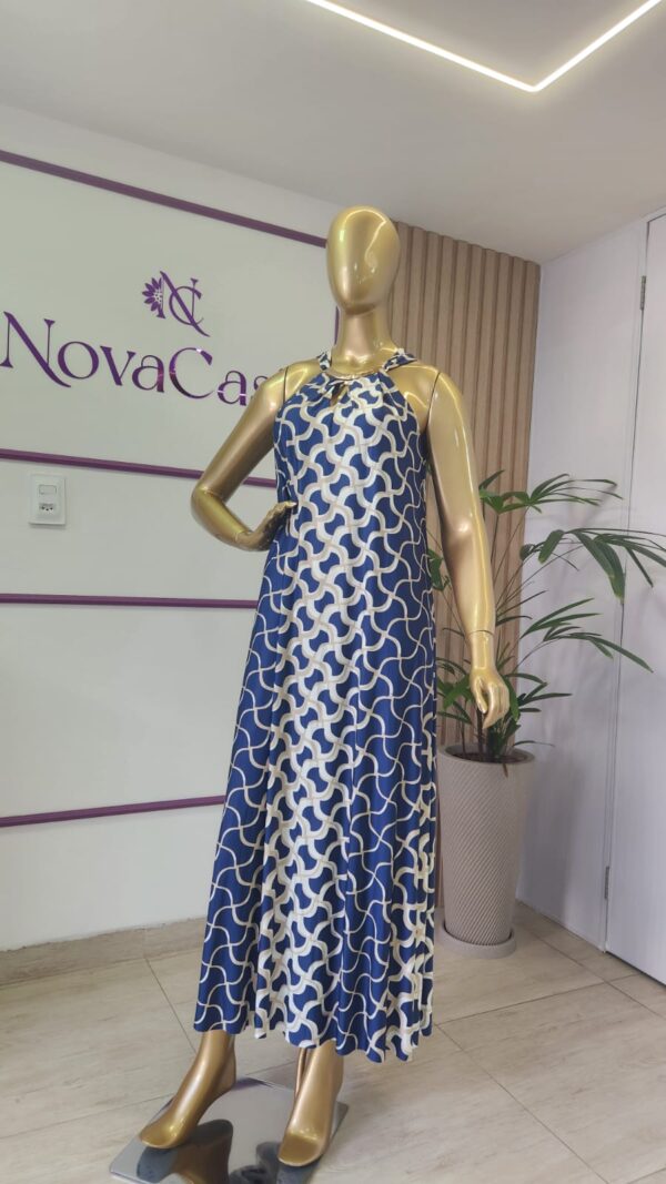 vestido fashion com adereço dourado