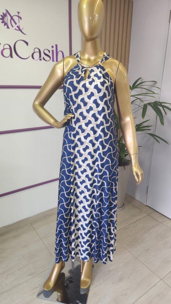 vestido fashion com adereço dourado