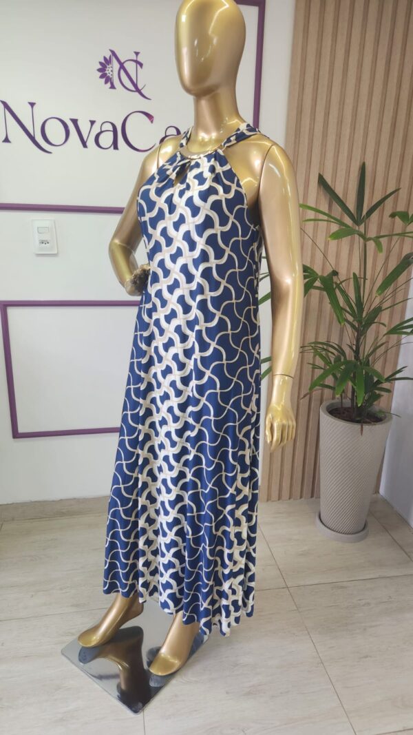 vestido fashion com adereço dourado