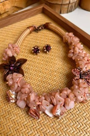colar artezanal em rosê fashion