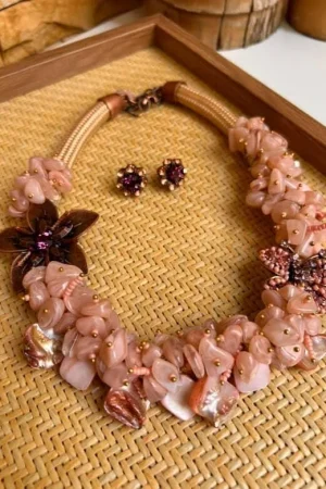 colar artezanal em rosê fashion